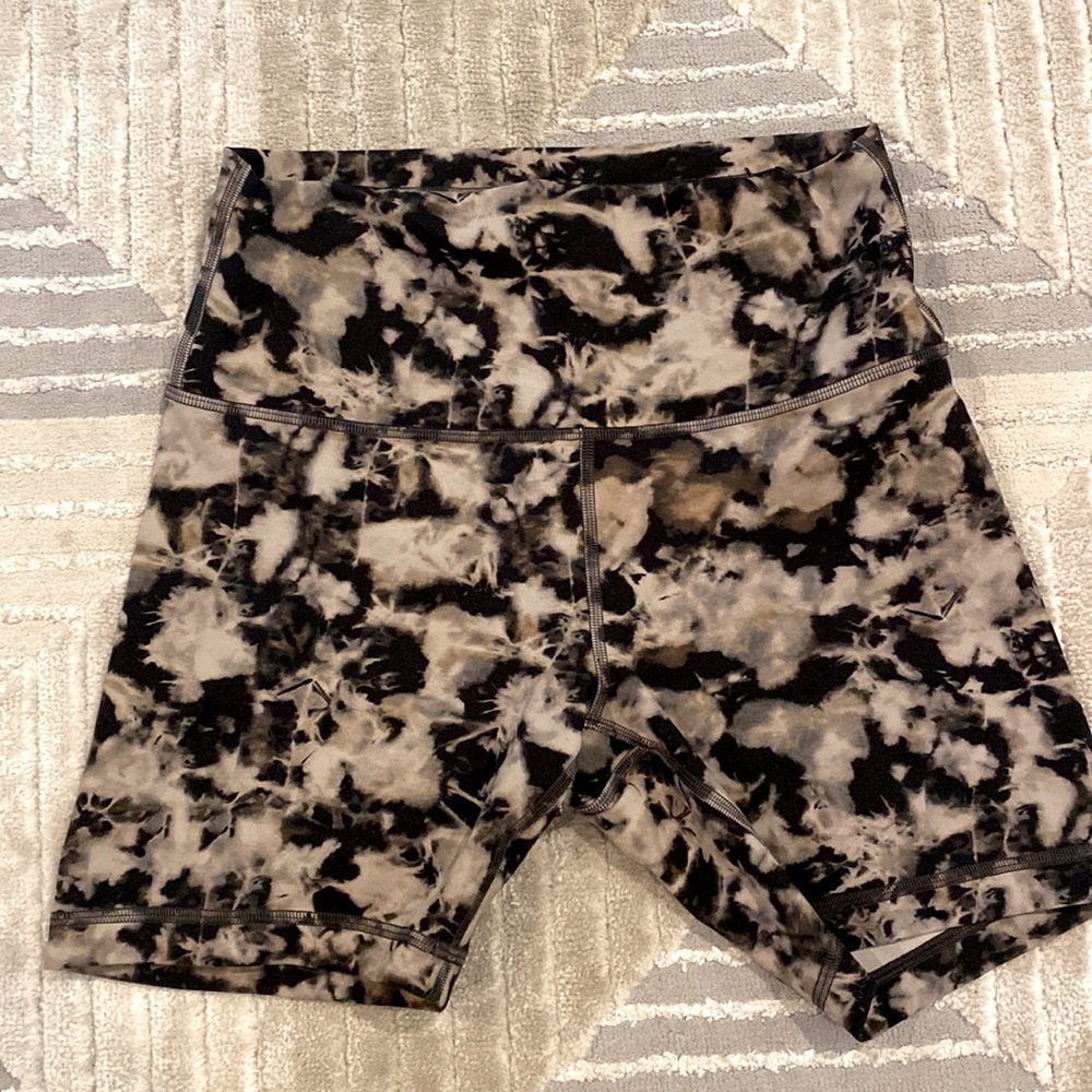 Lulu longer high waist shorts Like NEW